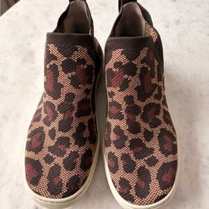Rothy's The Chelsea high-top sneakers in the Wildcat leopard print. Sz 5.5